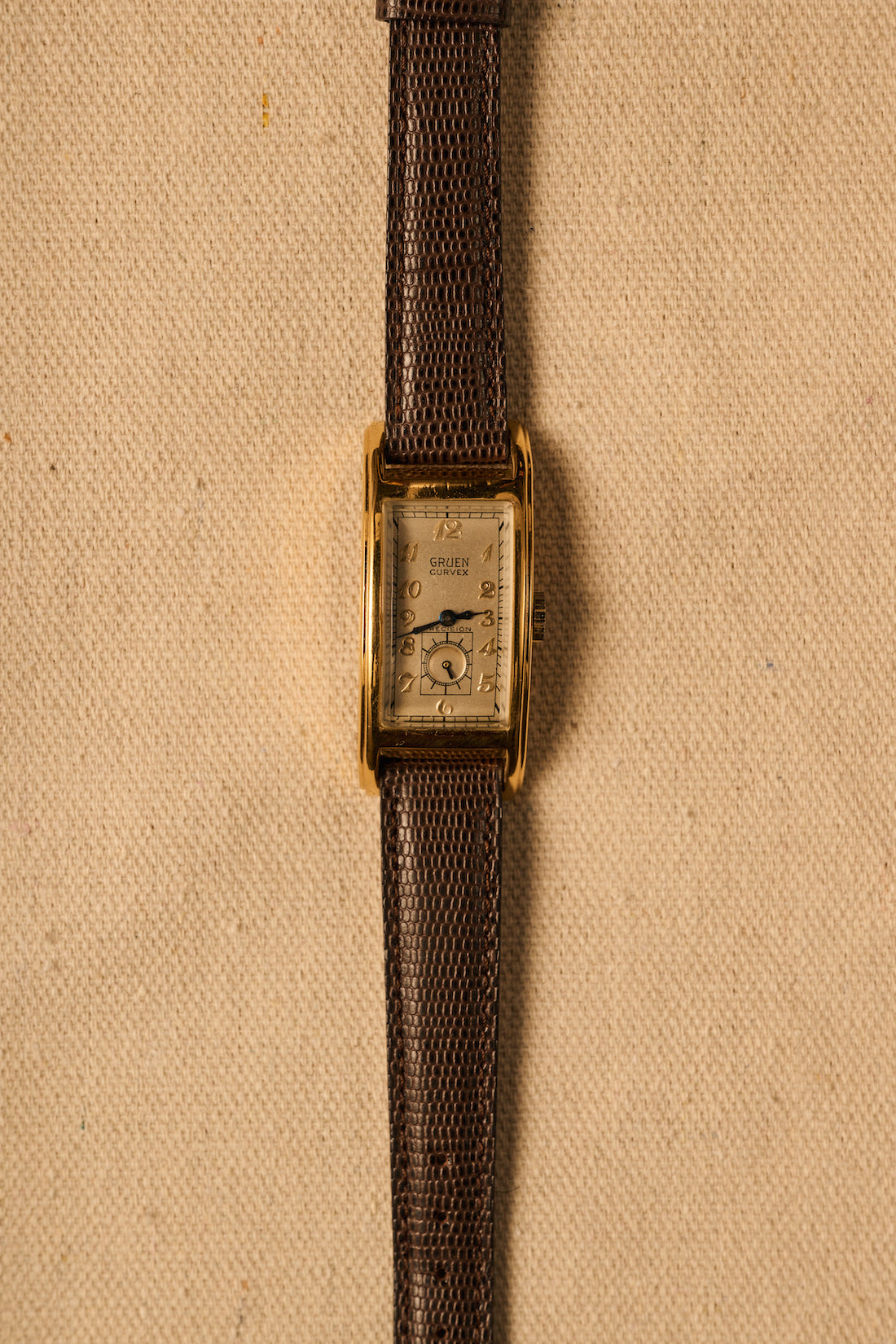 TEMPO - 1945 Vintage Gruen Curvex