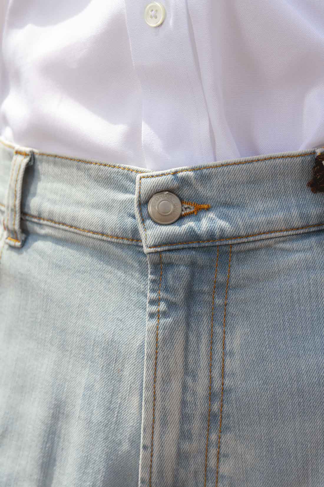 Classic Fit Mid-Washed JEANS